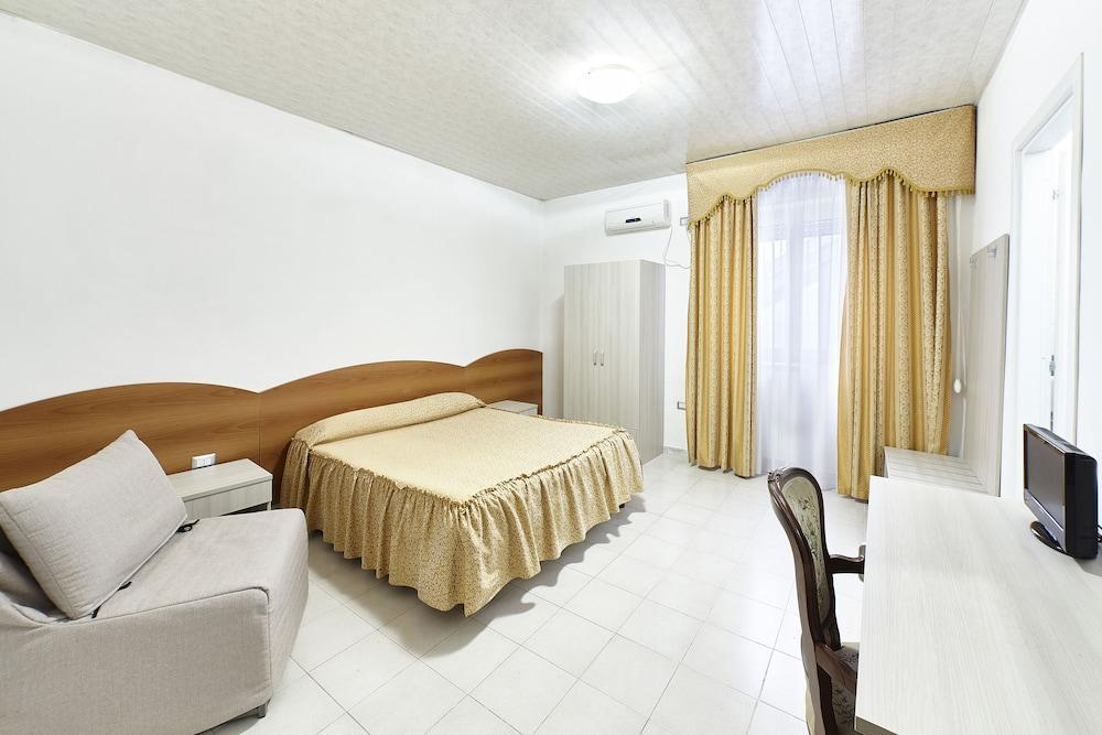 Albergo Nuovo Belvedere บัตตีปาลเลีย ภายนอก รูปภาพ